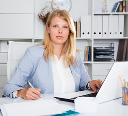 Obraz na płótnie Canvas Smiling business woman working at workplace