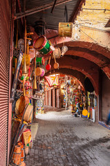 Straße von Marrakesch-Markt mit traditionellen Souvenirs, Marokko