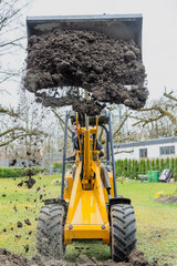 grobe Erdarbeiten im Garten mit einem Radlader