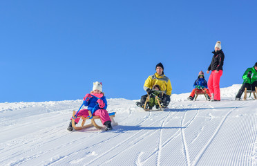 Familienspaß beim Rodeln im Winter