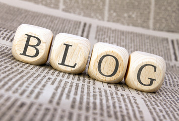 Blog (Weblog) Würfel - Konzept auf Zeitungsartikel