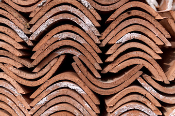 Tegole e coppi per i tetti, onde e linee ondulate