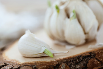 Keimender Knoblauch auf Holzbrett