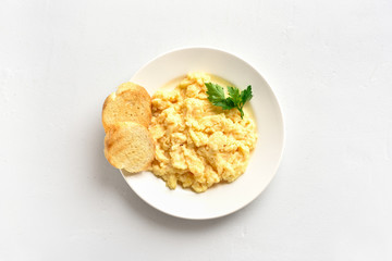 Scrambled eggs on plate