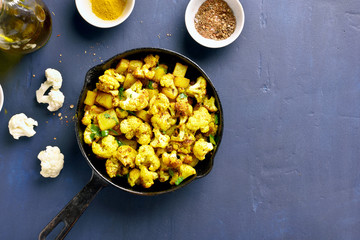 Obraz na płótnie Canvas Indian style cauliflower with potatoes