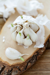 Keimender Knoblauch auf Holzbrett