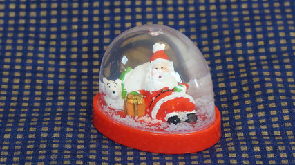 Schneekugel mit Weihnachtsmann