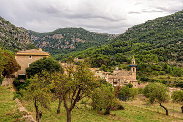 Fototapeta na wymiar Kirche Gebirge Hang Haus Serra de Tramuntana Mallorca