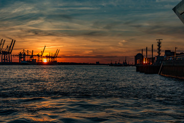 Fototapeta na wymiar Hafenkräne in Hamburg, Elbe