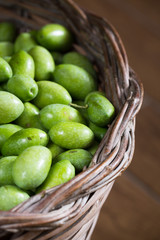 Cestino di olive verdi