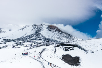Eine Gruppe wandert zum Gipfel eines Vulkanes  