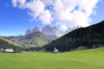 Dolomitendorf mit Kirche
