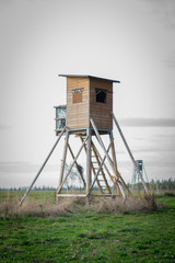 Hochsitz auf Feld in der Eifel