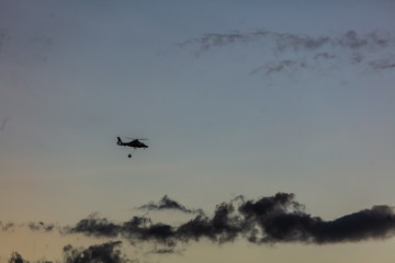 HELICOPTERE AU COUCHER DE SOLEIL