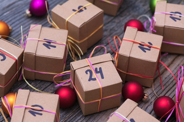 24 Dezember Weihnachten Geschenke Pakte Christbaum Kugel Adventskalender 