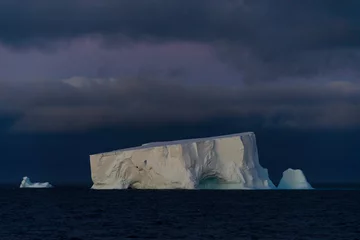 Fotobehang Antarctisch zeegezicht met ijsberg © Alexey Seafarer