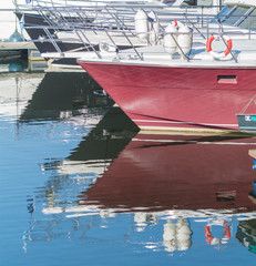 Fototapeta na wymiar Anleger im Yachthafen - Segelboote und Wasserspiegelungen