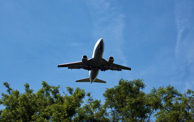 Flugzeug Tief Flug