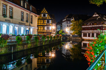 Historische Fachwerkhäuser im Gerberviertel im Stadtteil La Petite France in Straßburg bei Nacht,...