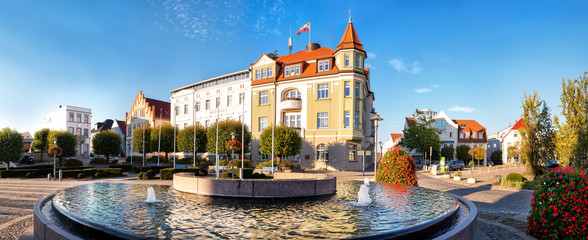 Stadtmitte von Bergen mit Rathaus und Brunnen, Ostsee, Rügen - obrazy, fototapety, plakaty