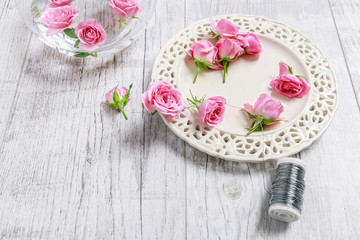 How to make Valentine's Day table decoration with pink roses and floating candles inside a big glass sphere, tutorial.