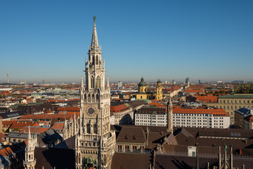 Obraz premium München Blick auf neues Rathaus und die Stadt