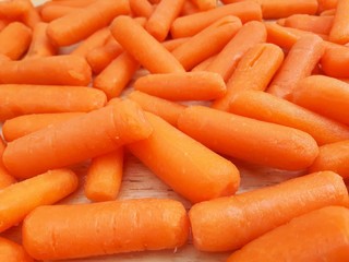 carottes sur fond en bois