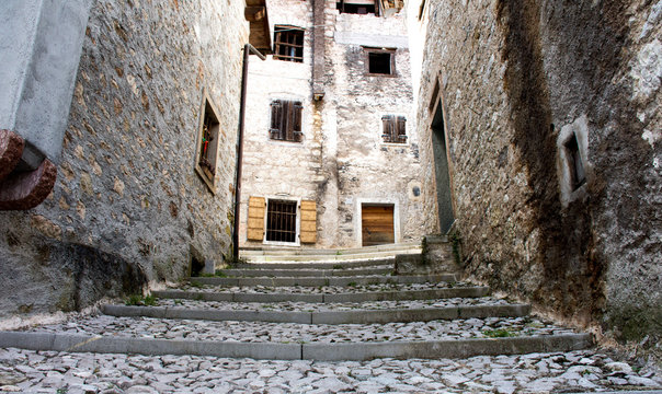 Erto, Friuli, antico paese di pietra abbandonato. Veduta da una scala di pietra.