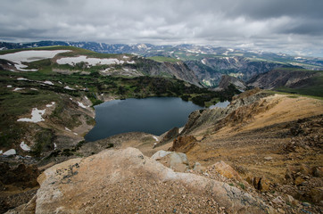 Fototapeta na wymiar Beartooth Highway Pass in Montana on a summer day featuring an alpine lake and steep cliffs