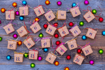 Selbstgemachter Adventskalender mit 24 Geschenken Paketen und Weihnachtskugeln für Weihnachten zum...