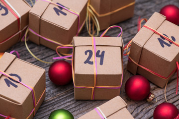 24 Dezember Adventskalender mit vielen Geschenken und Pakten und Weihnachtskugeln 