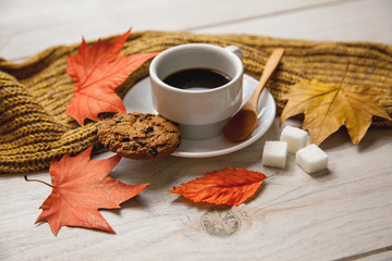 Café caliente con algunas hojas
