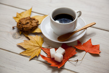 Fototapeta na wymiar Taza de café con una galleta de chocolate