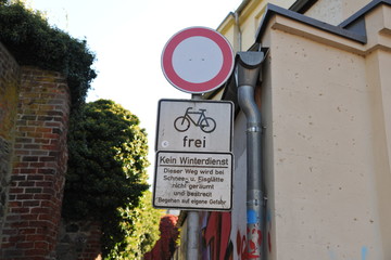 kleine enge gasse straße fußweg mit schild winterdienst und fahrrad frei an stadtmauer