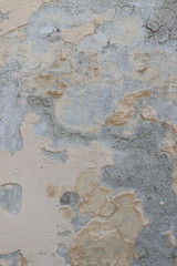 beschädigter Außenputz an historischem Gebäude als Hintergrundbild