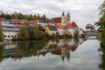 Fototapeta na wymiar Steyr im Herbst mit Wolken