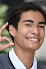 Obraz premium Dorosły mężczyzna i znak w porządku