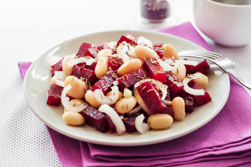 Beetroot salad with white kidney beans, pickles and onion