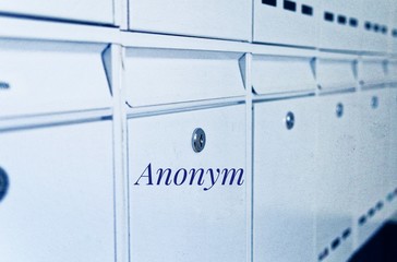 Klingelschild mit gelöschten Namen zur Verdeutlichung des Datenschutzrisikos bei Namen in...