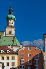 Fototapeta premium Hall in Tirol Altstadt mit Kirchturm und Karwendelberge