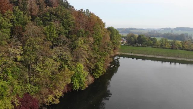 Hoher Flug &uuml;ber das herbstliche Ufer des Windachspeichers 