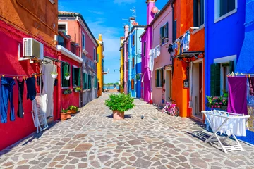  Straat met kleurrijke gebouwen op het eiland Burano, Venetië, Italië. Architectuur en bezienswaardigheden van Venetië, Venetië ansichtkaart © Ekaterina Belova
