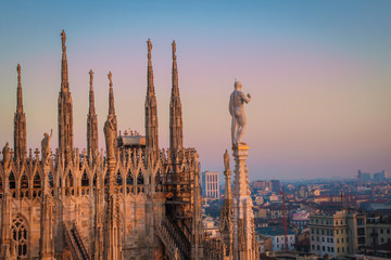 Fototapeta premium Wieczorny Mediolan, widok na miasto z tarasu katedry