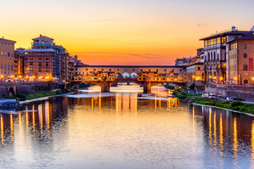 Obraz premium Sunset view of Ponte Vecchio over Arno River in Florence, Italy
