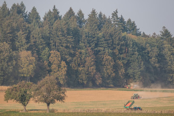 Traktoren bei der Feldarbeit