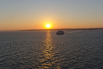 Fototapeta premium sun set in the sea
