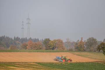 Traktor bei der Feldarbeit