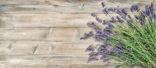 Foto op Canvas Lavendel bloemen rustieke houten achtergrond Vintage foto © LiliGraphie