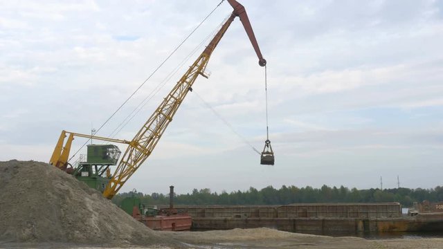Port Excavator Unloads Sand Barge, 4К