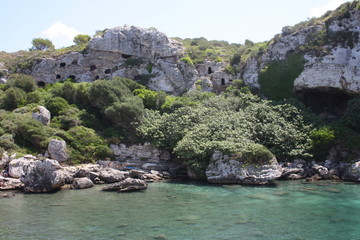 Cuevas en rocas en la playa